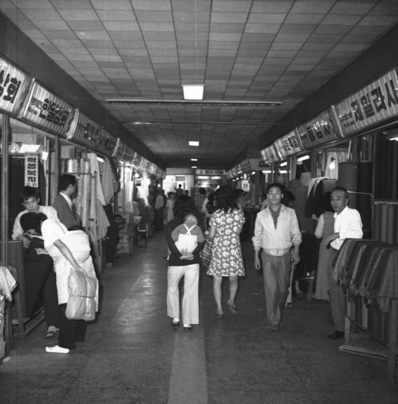 1972, 서울시내 지하상가의 간판들