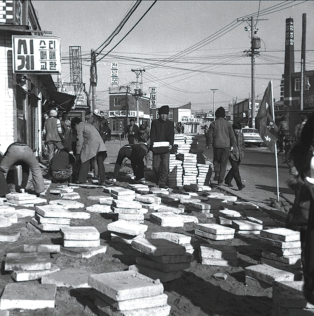 1975, 서울시 서대문구 남가좌1동 벽면이용간판과 돌출간판들