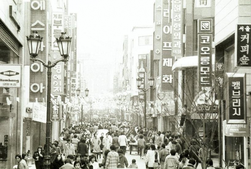 1985, 서울명동시범상가의 간판들