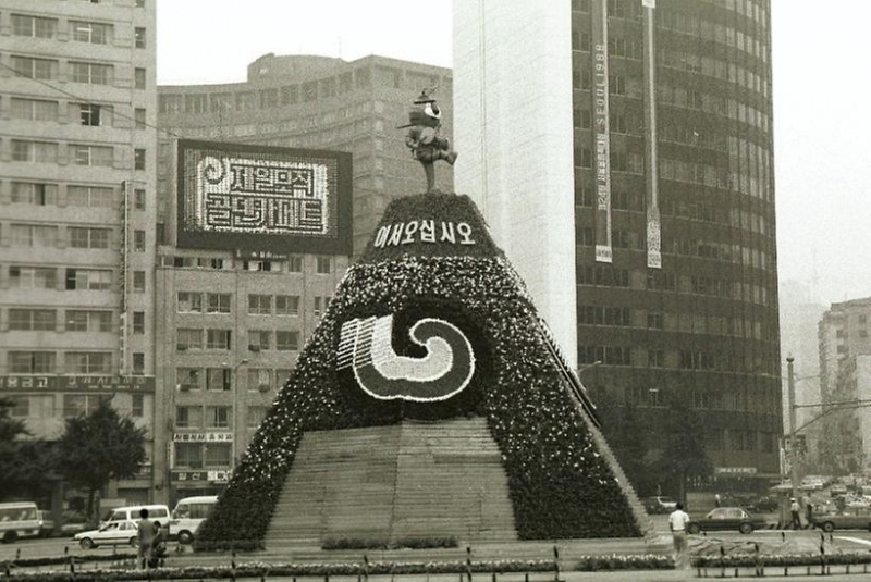 1988, 올림픽 개최를 앞둔 서울시청 앞 꽃탑