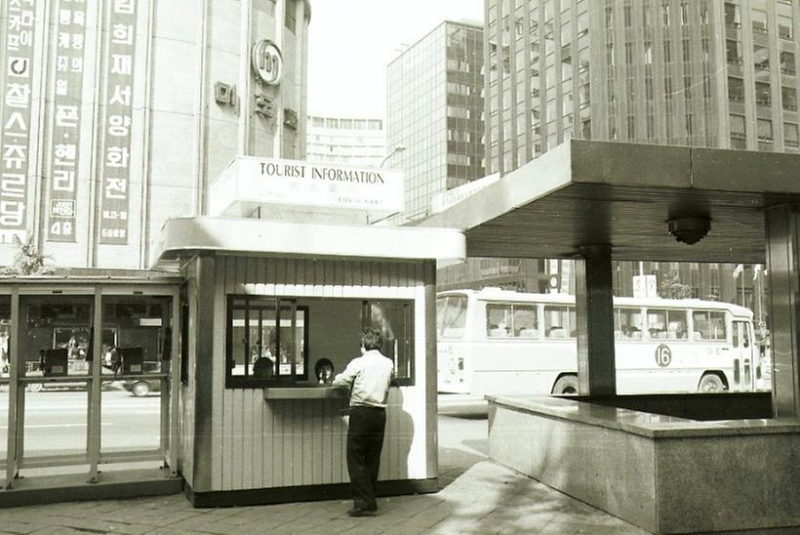 1982, 을지로 입구와 미도파백화점