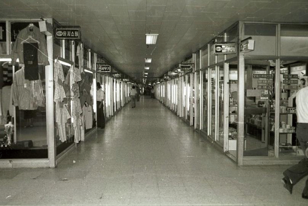 1982, 지하철 2호선 을지로 입구 지하상가 전경