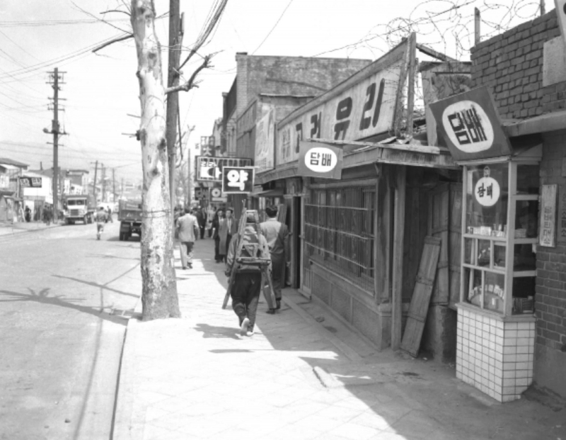 1963, 서울중구의무질서하게들어선간판들