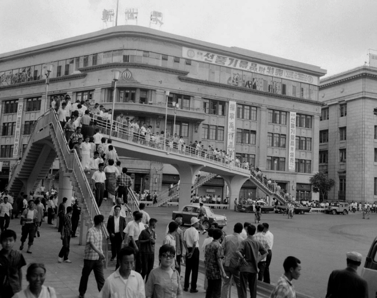 1966, 신세계백화점앞육교개통식의모습